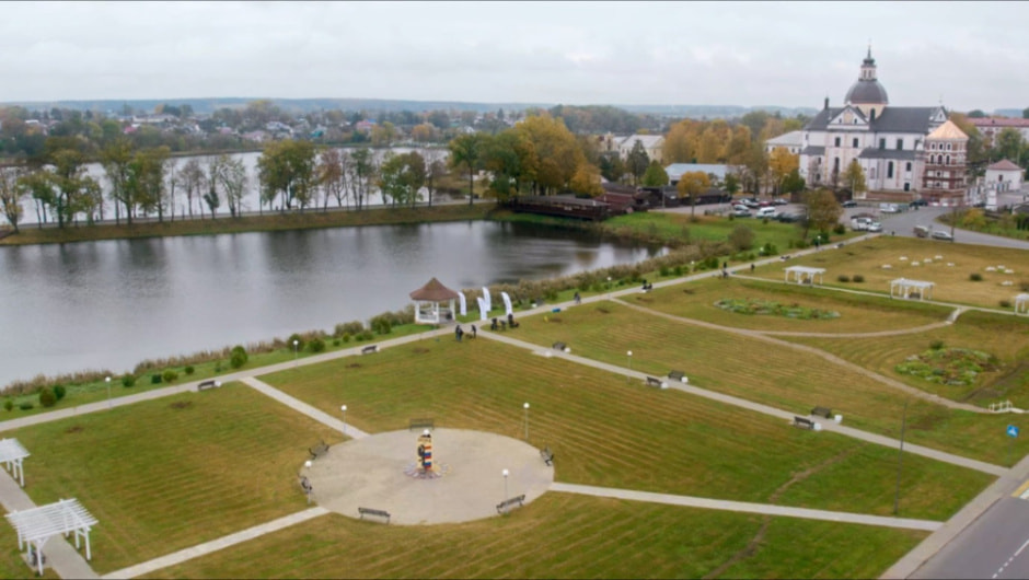 Территория Несвижского замка пополнилась двумя новыми аллеями на 200 деревьев.jpg