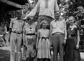 Роберт Першинг Уодлоу и другие великаны: как сложилась судьба самых высоких людей планеты