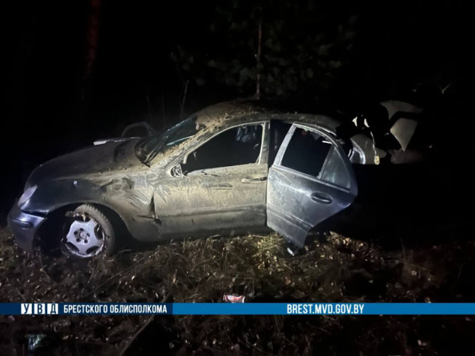 В Ивацевичском районе Mercedes вылетел в кювет. Пострадал ребенок.jpg