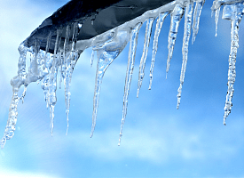 Сосулька упала – кто ответит? Адвокат объяснил, какая ответственность грозит за травмы от снега с крыш