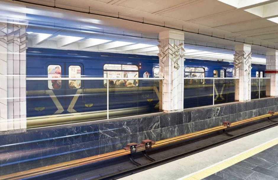 контактный рельс метро.jpg