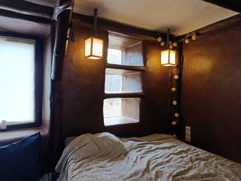 Парень построил дом из глины 17.jpg