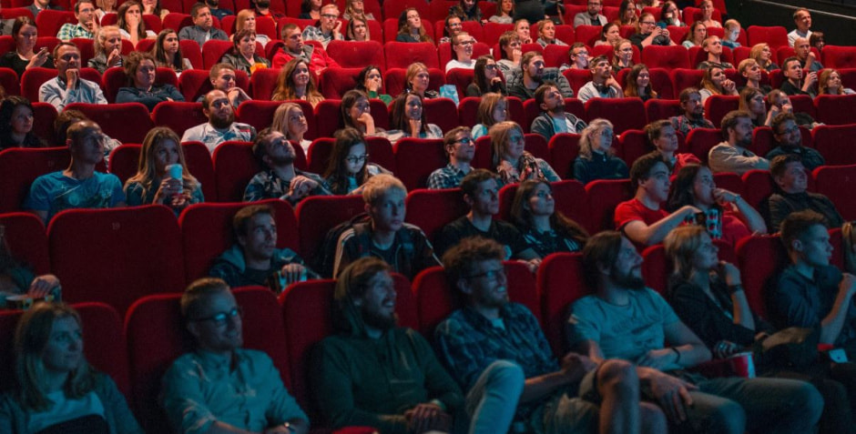 смотрят кино