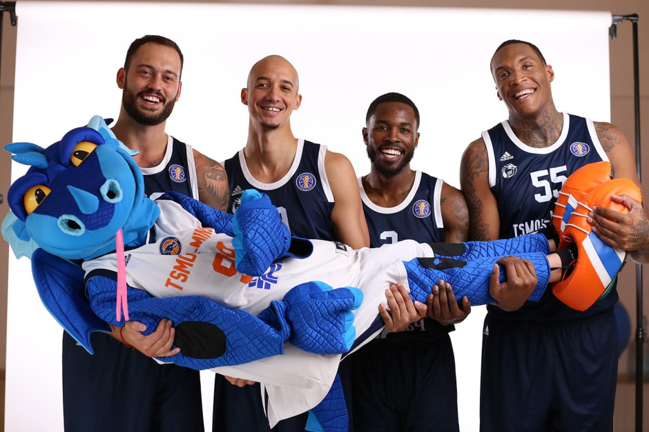 Баскетбольная команда Цмокi со своим талисманом.jpg