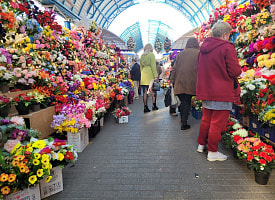 Почём на Комаровке искусственные цветы к Радунице? Мы выяснили