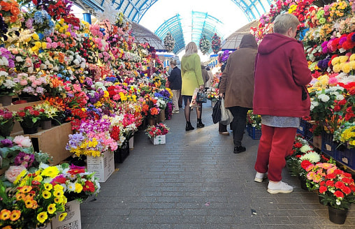 Почём на Комаровке искусственные цветы к Радунице? Мы выяснили