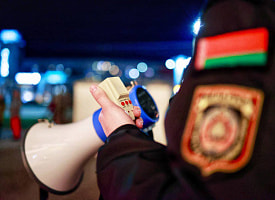 Пенсионер в Пинске хотел обменять 100 долларов – его задержала милиция