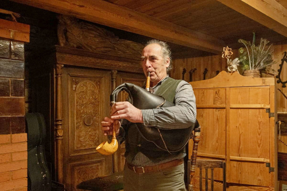 Алесь Лось и народные инструменты 1.jpg