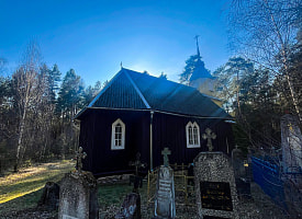 Сярод лесу пад Гродна стаіць аўтэнтычная драўляная царква, якой прыпісваюць гісторыю з купцамі і абразом