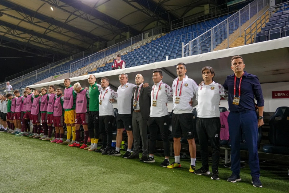 2-Карлос Алос и его штаб перед одним из матчей сборной.jpg