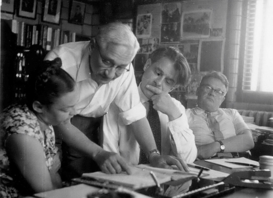 Сейбин и Чумаков второй справа в СССР 1956.jpg