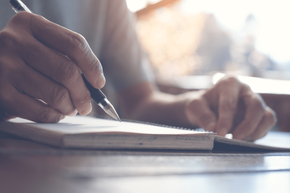 Мужская рука пишет.png