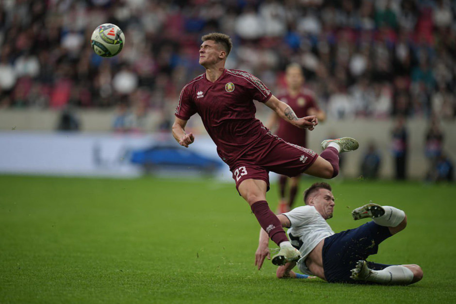 футбол, игрок упал футбол, игрок упал.jpg