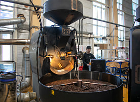 Как в Беларуси обжаривают кофе? Побывали на производстве