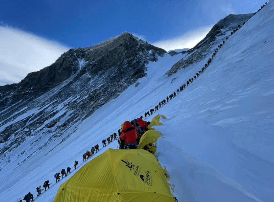 эверест очередь туристов.png