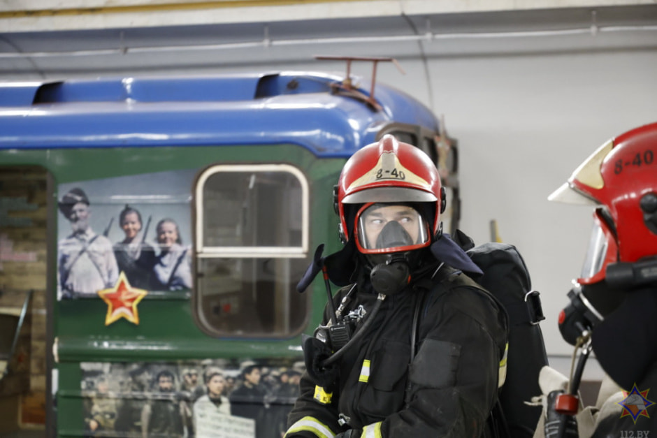 Много дыма и спецтехники. Рассказываем, что произошло ночью на станции метро 