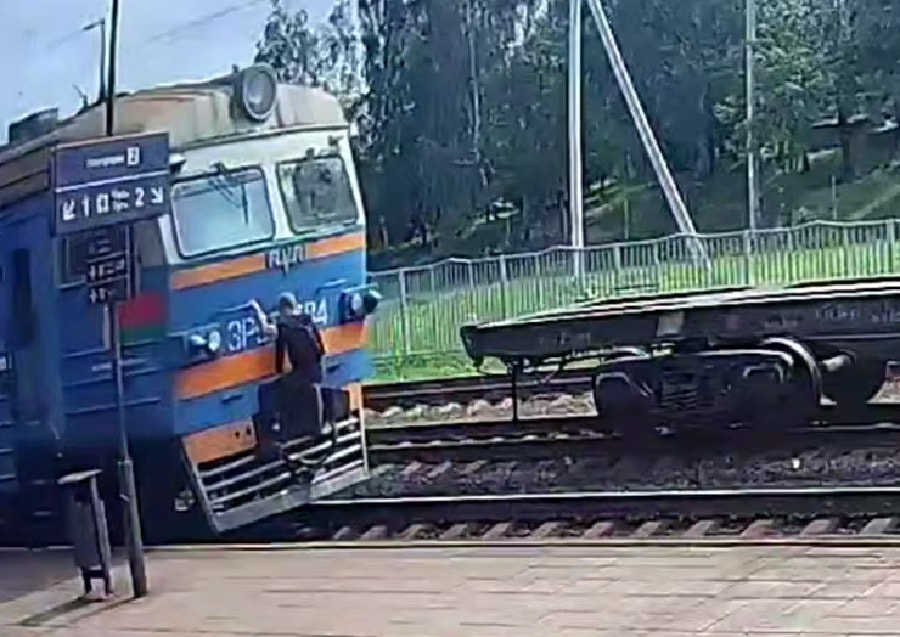 подросток снаружи поезда.jpg