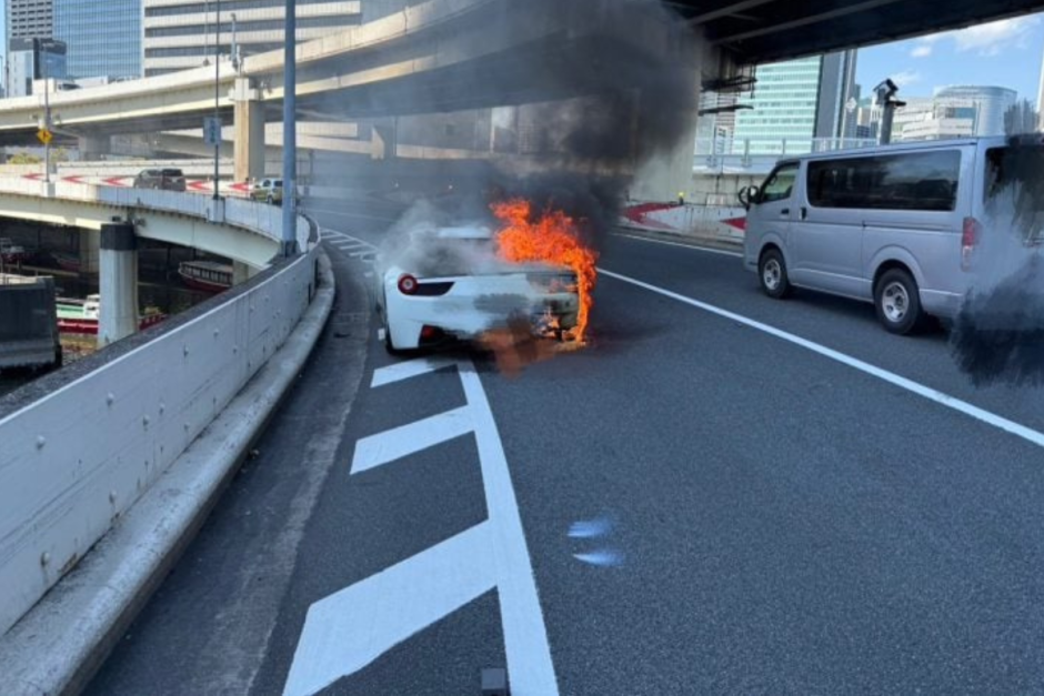 Феррари горит на трассе.png