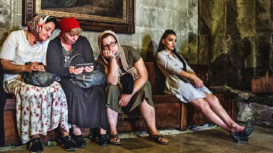 пенсионеры с телефонами.png