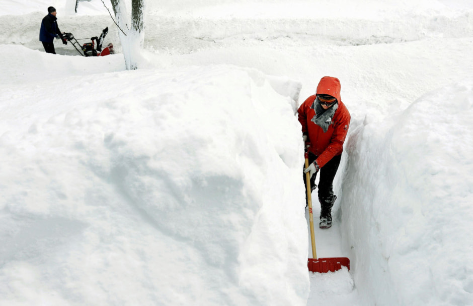 большие сугробы снега зимой