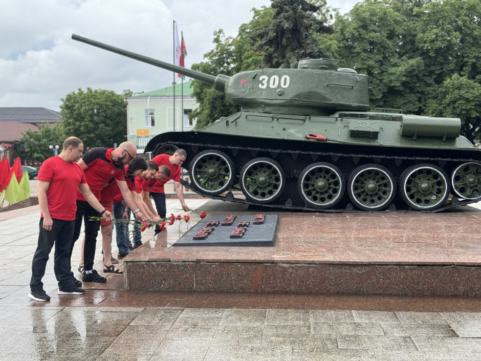 Бобруйск Мемориальный комплекс Памятник-танк на могиле генерала Б.С.Бахарова.jpg
