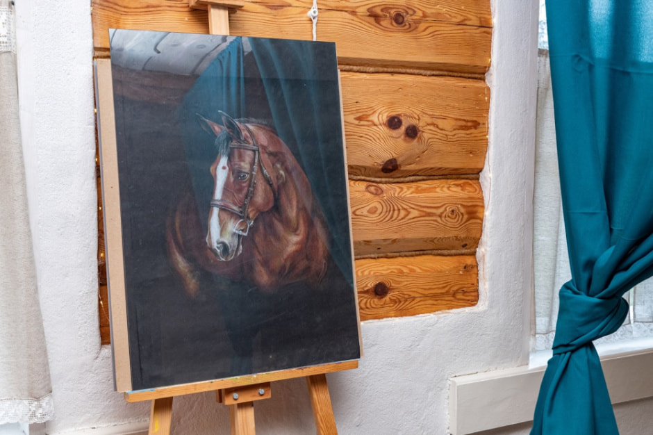 Девушка и деревенская хата в Ягодках 24.jpg