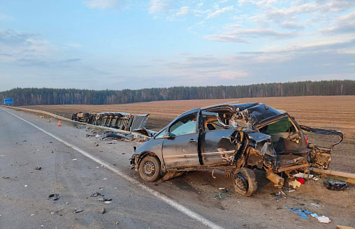 Водитель фуры отвлекся и протаранил припаркованную легковушку под Смолевичами – погибла женщина