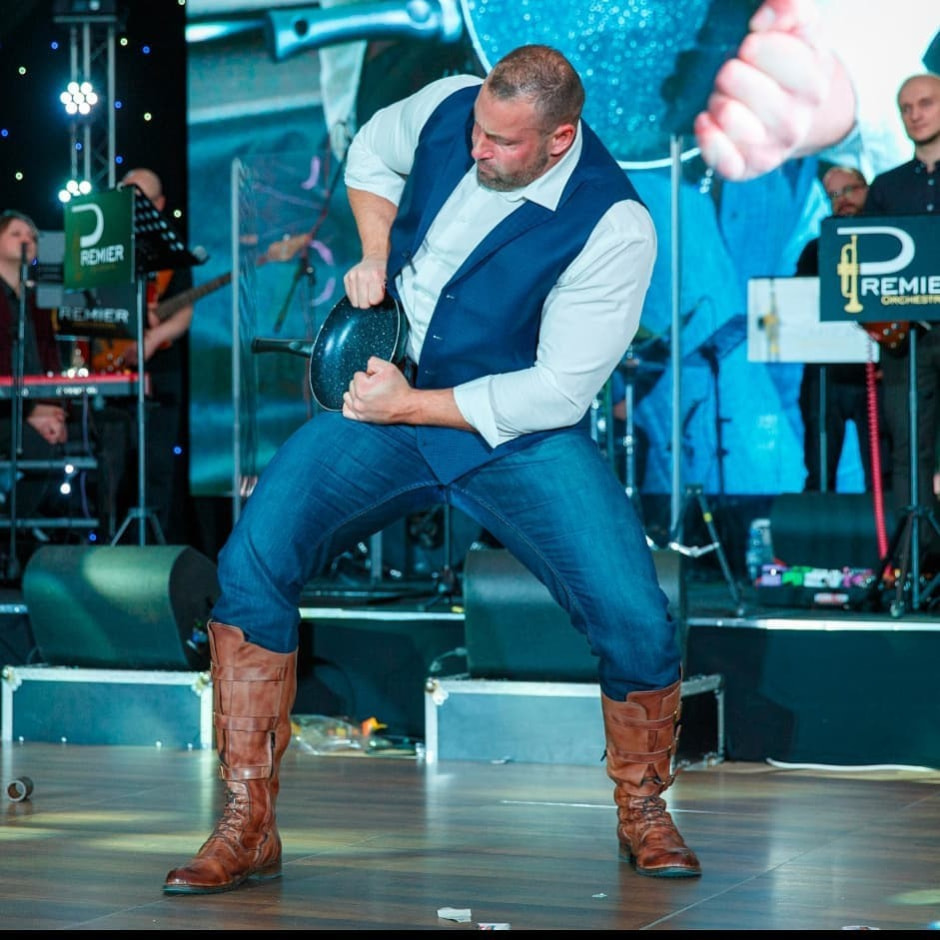 7-Кирилл Шимко гнет сковородку.jpg