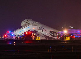 Диспетчер умолял остановиться. В Нью-Йорке самолет протаранил пожарную машину на посадочной полосе