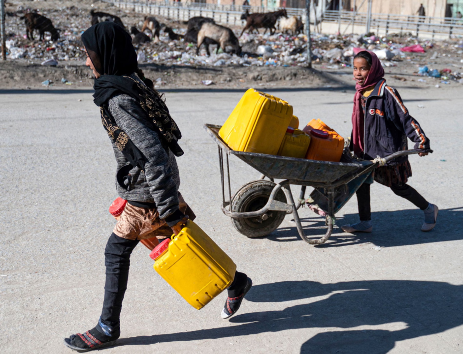 Афганские девочки несут канистры с водой по улице Кабула. Фото Вакил Кохсар AFP Getty Images