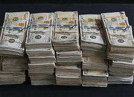 В Могилеве у мужчины изъяли больше 12 тысяч долларов в банке – чем все закончилось?