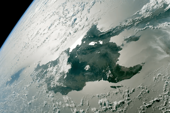 NASA и Microsoft запустили ИИ-бота, который ответит людям на вопросы о Земле.png