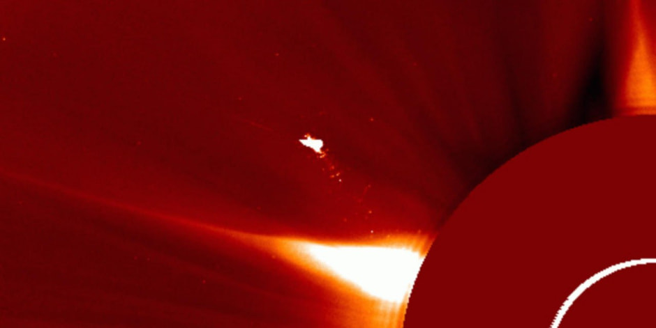 Оптический объект над Солнцем в виде птицы 