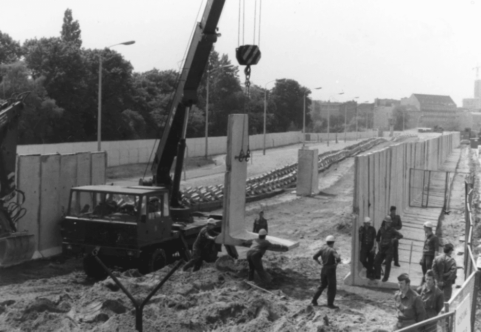 строительство берлинской стены.png