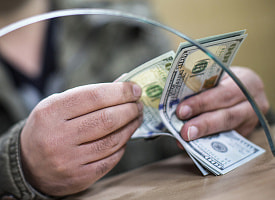 Идет на 2,9? Доллар стал еще больше на торгах 20 февраля в Беларуси