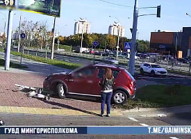 В Минске Renault снес светофор и едва не задел женщину - видео