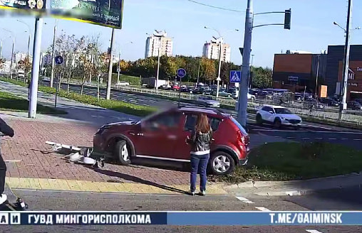 В Минске Renault снес светофор и едва не задел женщину - видео