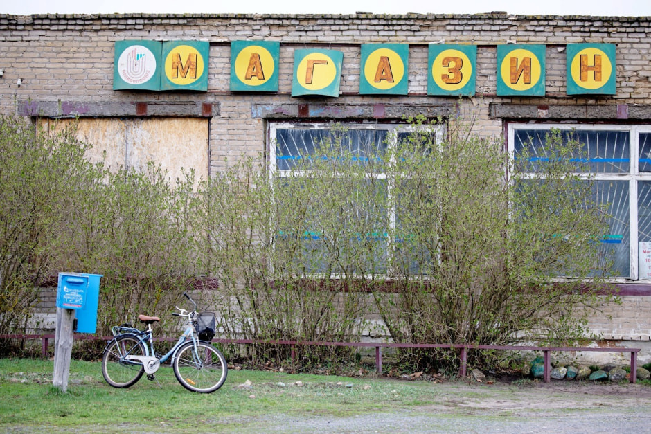 Продавец в сельском магазине 3.jpg