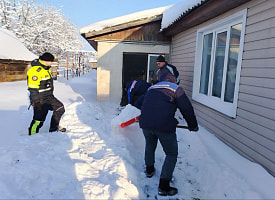Дом вскрывали с лопатами. На Гомельщине судебные исполнители арестовали жильё за долги
