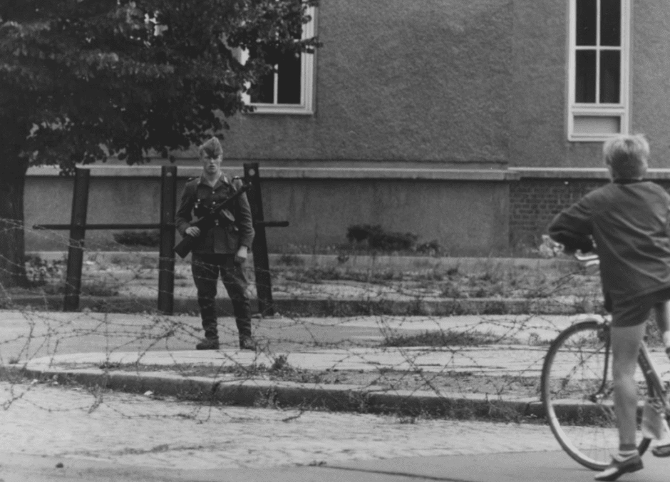 строительство берлинской стены2.png