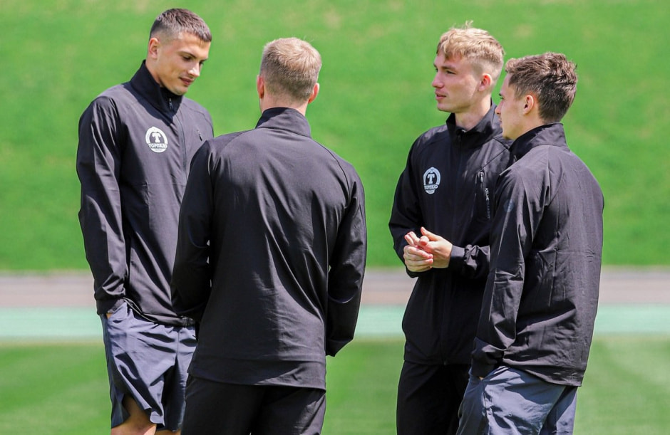 Футболисты на поле Футболисты на поле.jpg