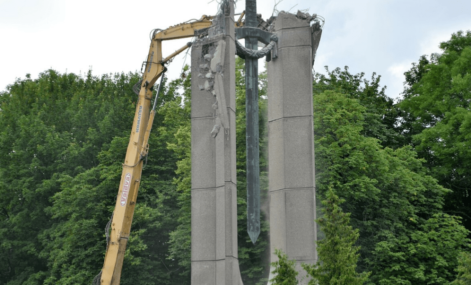 Демонтаж монумента в Клайпеде.png