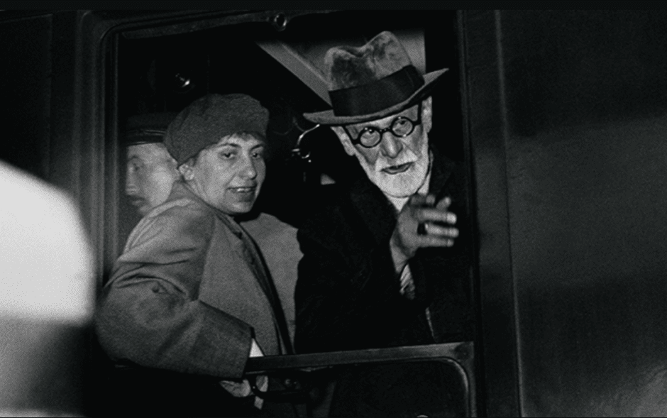 Зигмунд Фрейд с дочерью Анной в поезде