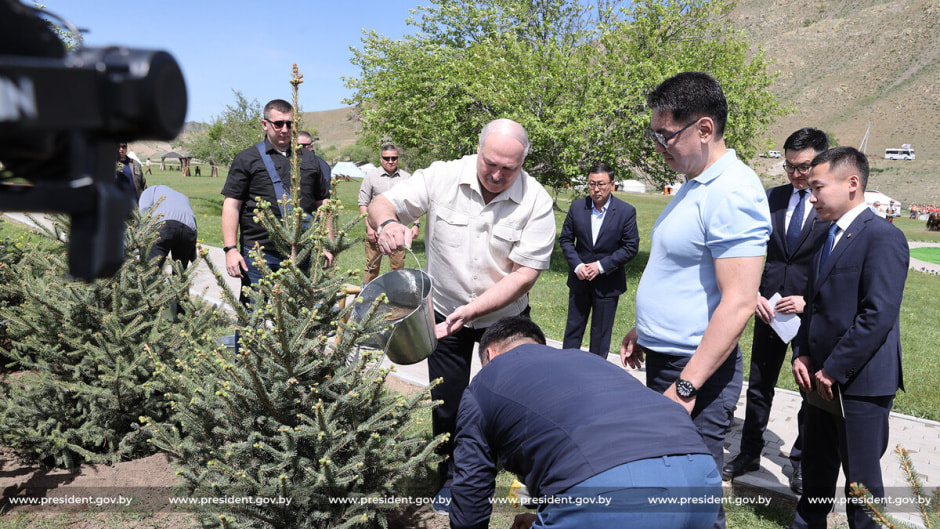 Лукашенко в Монголии 2.jpg Лукашенко в Монголии 2.jpg