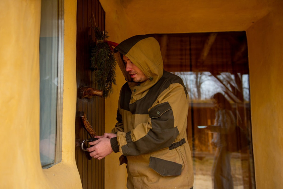 Парень построил дом из глины 16.jpg