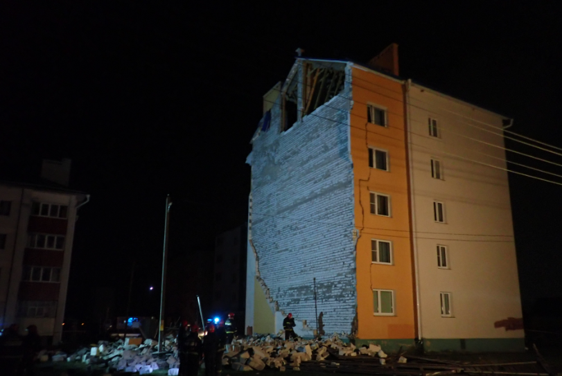 Стена пятиэтажного жилого дома обрушилась в Гомельском районе.PNG