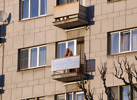 Когда белорусам запрещено пользоваться балконом дома? В ЖКХ объяснили