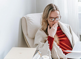 Почему люди чаще зевают за близкими людьми, можно ли подавить зевок и кто этой “заразе” не поддается