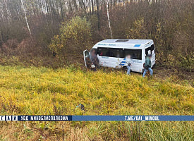 Маршрутка, ехавшая в Минск, вылетела в кювет: один человек в больнице